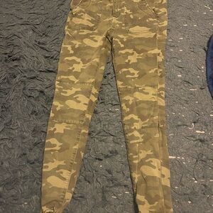 Women’s American Eagle camo jeggings size 8